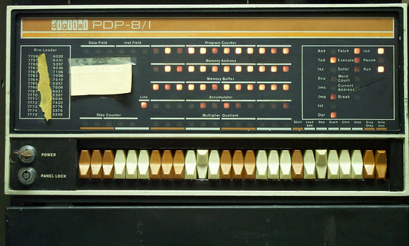 PDP-8 a jeho blikající světýlka